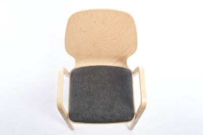 Armlehnenstühle mit gepolsterter Sitzschale